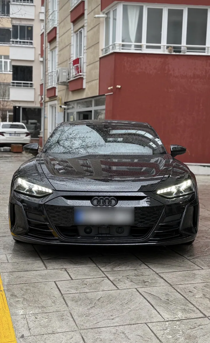 Siyah Audi e-tron GT’nin önden görünümü
