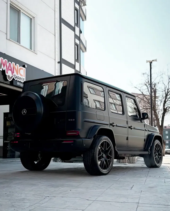 Almancı Garage tabelasının yanında Mercedes-AMG G63, arka çapraz