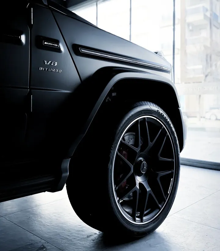 Mercedes-AMG G63’ün ön jantı, çamurluğu ve V8 Biturbo yazısı