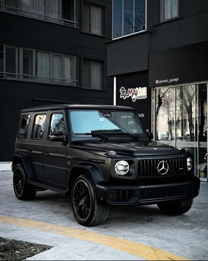 Almancı Garage tabelasının önünde Mercedes-AMG G63